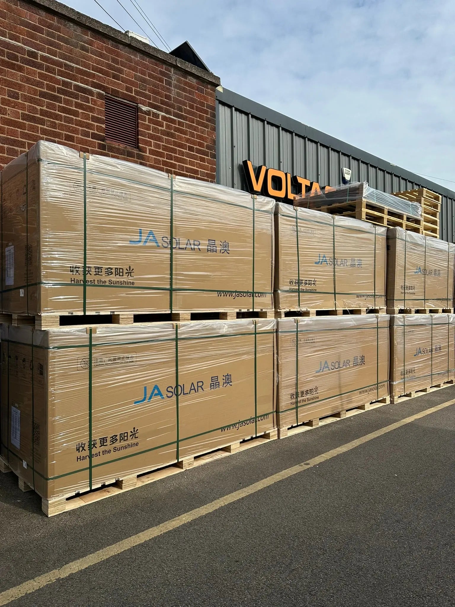 JA Solar 600Watt N-Type Glass Bifacial Photovoltaic Panel Module JAM72D40-MB - Pallet - VoltaconSolar